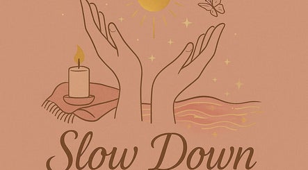 Illustration de mains et bougie, symbole de détente à Slow Down, Brighton And Hove, England, GB.