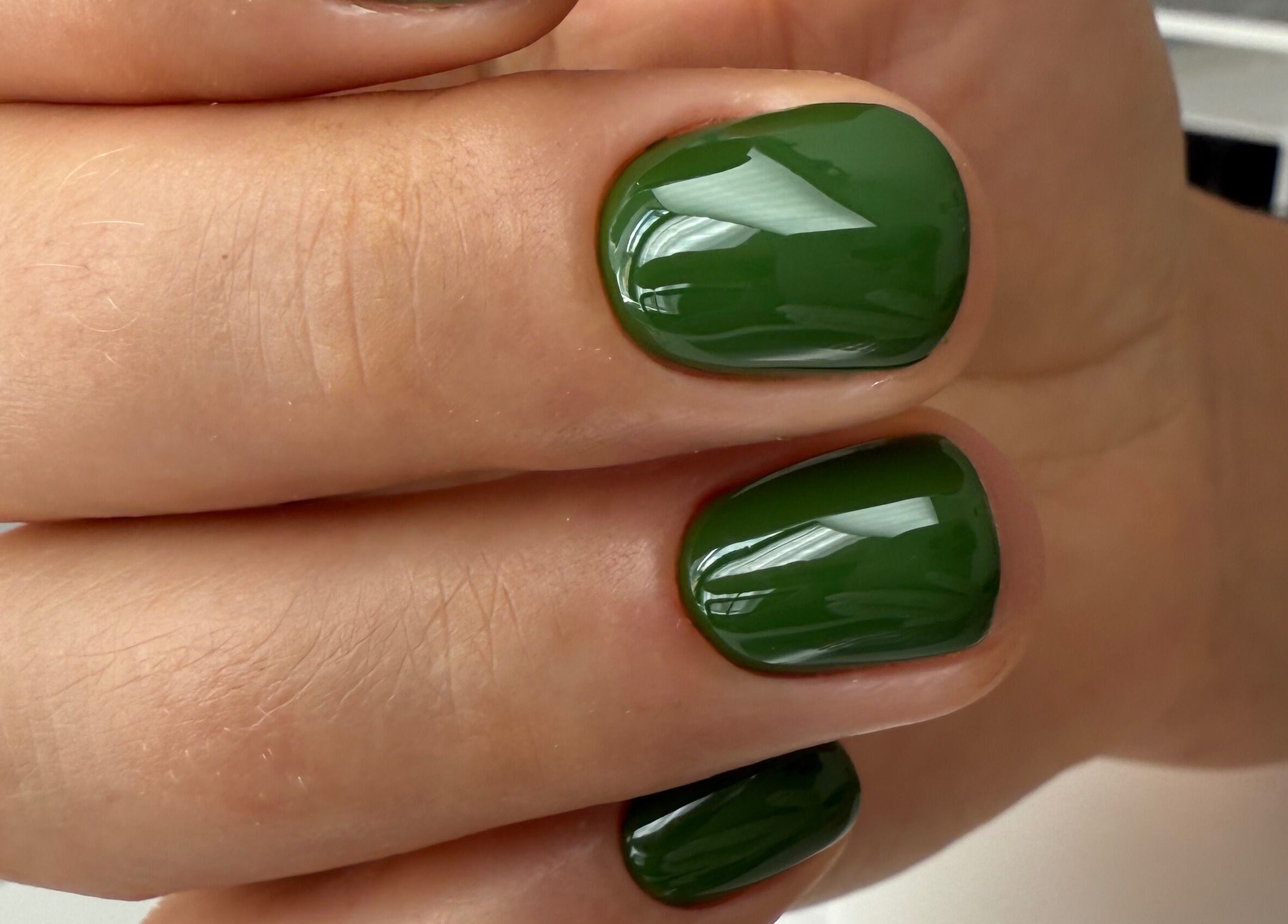 Close-up of elegant green nails at ZInailSTUDIO, Milton Keynes, England, GB.
