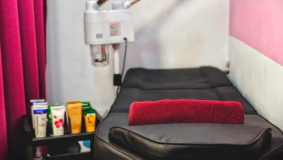 Treatment room at Salon Robarosiya, Gelioya, Central Province, LK, with cozy bed and skincare products.