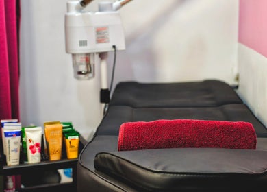 Treatment room at Salon Robarosiya, Gelioya, Central Province, LK, with cozy bed and skincare products.