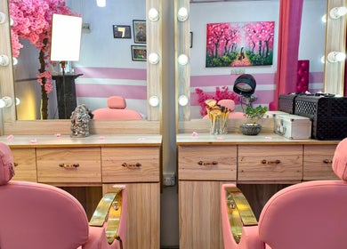 Elegant vanity mirrors and pink chairs at Salon Robarosiya, Gelioya, Central Province, LK, exuding luxury.