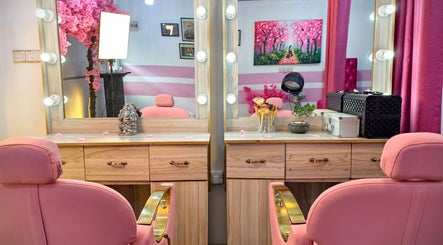 Elegant vanity mirrors and pink chairs at Salon Robarosiya, Gelioya, Central Province, LK, exuding luxury.