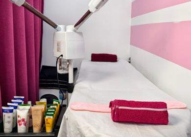 Cozy treatment room at Salon Robarosiya in Gelioya, Central Province, LK featuring luxurious skincare products.