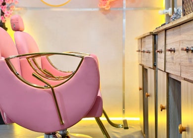 Elegant pink salon chairs at Salon Robarosiya in Gelioya, Central Province, LK provide luxurious comfort.