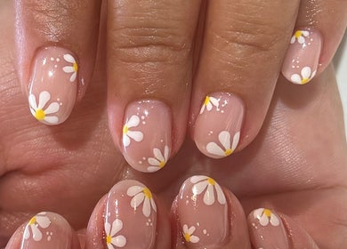 Charming daisy nail art by Naily Atelier, West Ryde, New South Wales, AU.