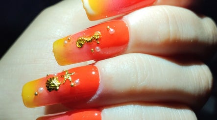 Nail art océanique vibrant chez Prestige Nails, Saivres, Nouvelle-Aquitaine, FR.
