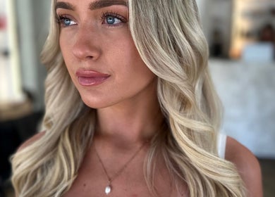 Woman with styled blonde hair at Beauty by Land, Mijas, Andalucía, ES.