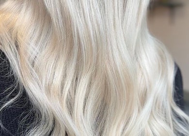 Vibrant blonde hair styled in soft waves at Beauty by Land, Mijas, Andalucía, ES.