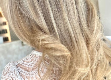 Blonde hair styled in soft waves at Beauty by Land, Mijas, Andalucía, ES.