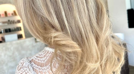Blonde hair styled in soft waves at Beauty by Land, Mijas, Andalucía, ES.
