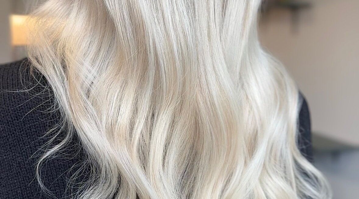 Long, wavy silver hair styled to perfection at Beauty by Land, Mijas, Andalucía, ES.
