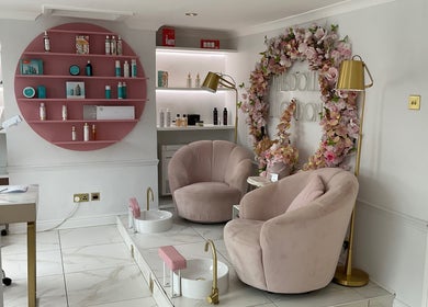Chic beauty lounge at Nathalia Militao, London, England, GB with plush seating and floral decor.