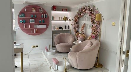 Chic beauty lounge at Nathalia Militao, London, England, GB with plush seating and floral decor.
