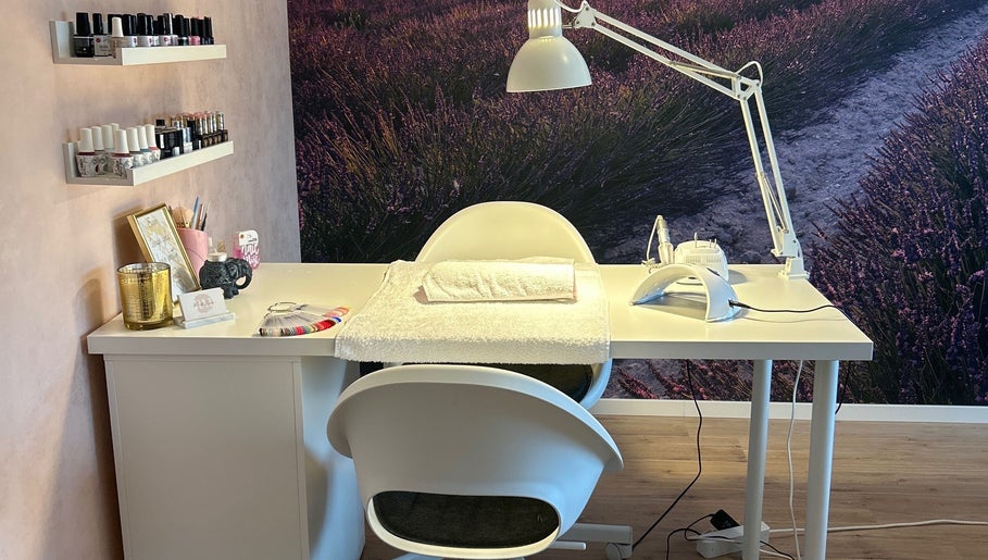 Moderne nagelstudio bij Romy nails and beauty in Tielt, Vlaanderen, BE met elegante inrichting en nailart producten.