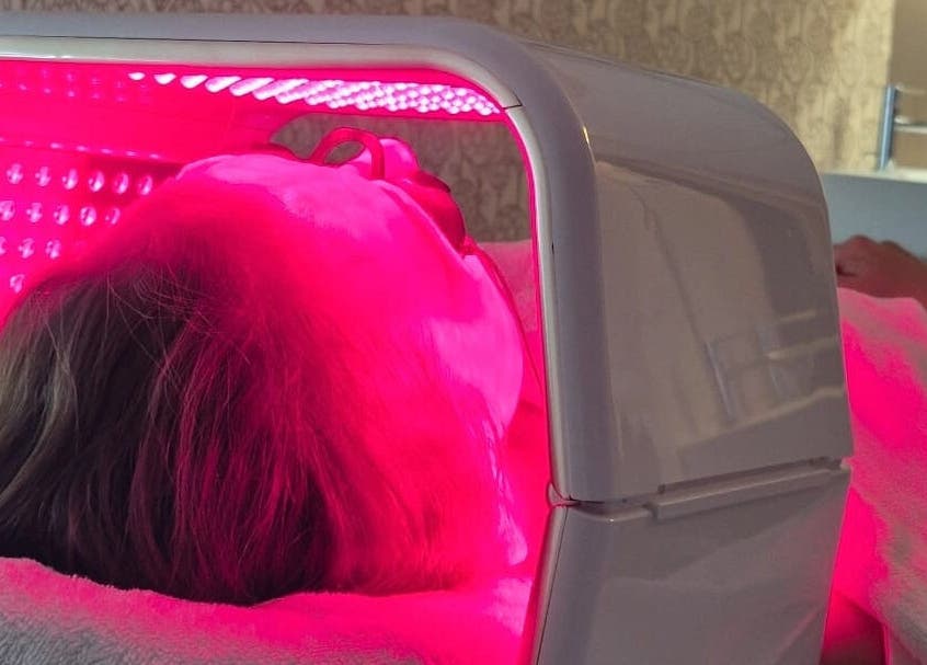 LED svetlobna terapija v Beauty Studio BELLA, Ljubljana, Ljubljana, SI, za sijočo kožo.