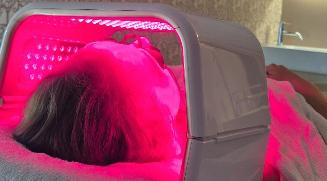 LED svetlobna terapija v Beauty Studio BELLA, Ljubljana, Ljubljana, SI, za sijočo kožo.