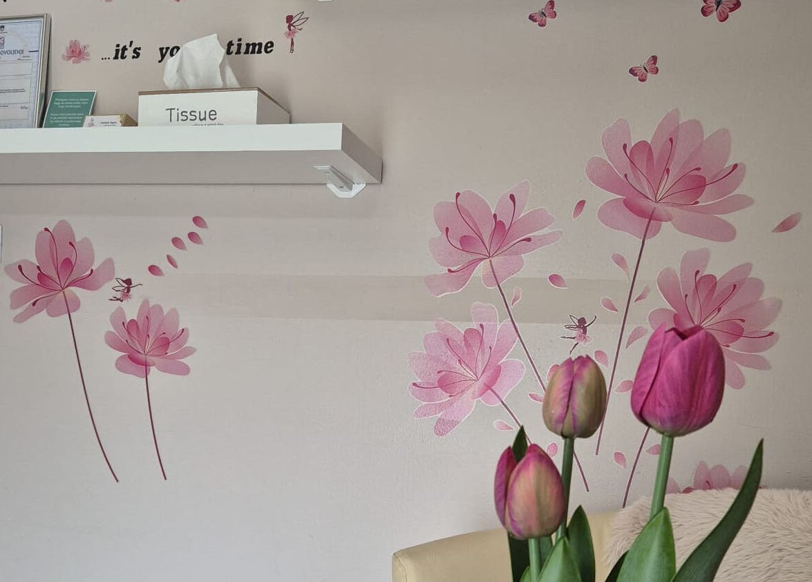 Notranjost Beauty Studio BELLA s cvetličnim zidom v Ljubljani, Ljubljana, SI.
