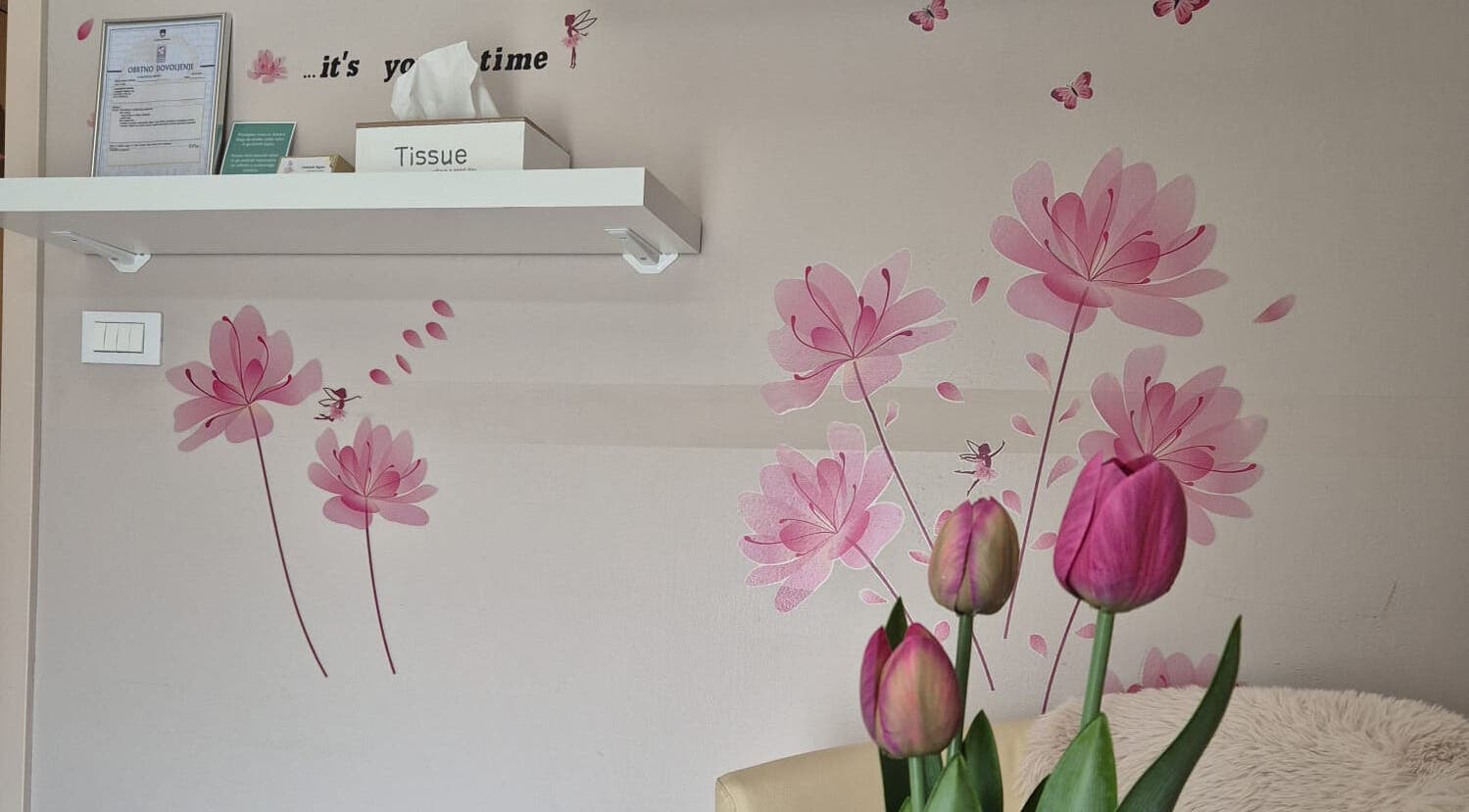 Notranjost Beauty Studio BELLA s cvetličnim zidom v Ljubljani, Ljubljana, SI.