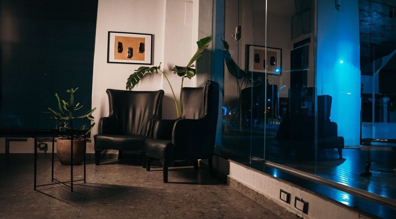 Relaxing seating area at HANOSA in Ismailia Governorate, EG, featuring elegant leather chairs and decor.