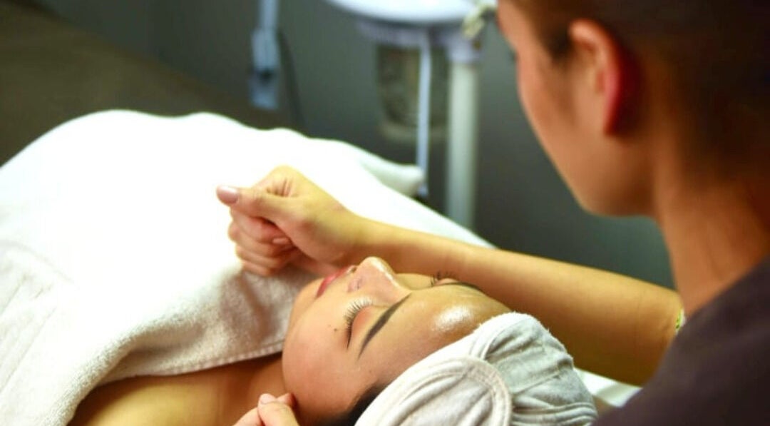 Relaxing facial massage at MARTHA TILAAR SALON DAY SPA DEPOK, Jawa Barat, Jawa Barat, ID.