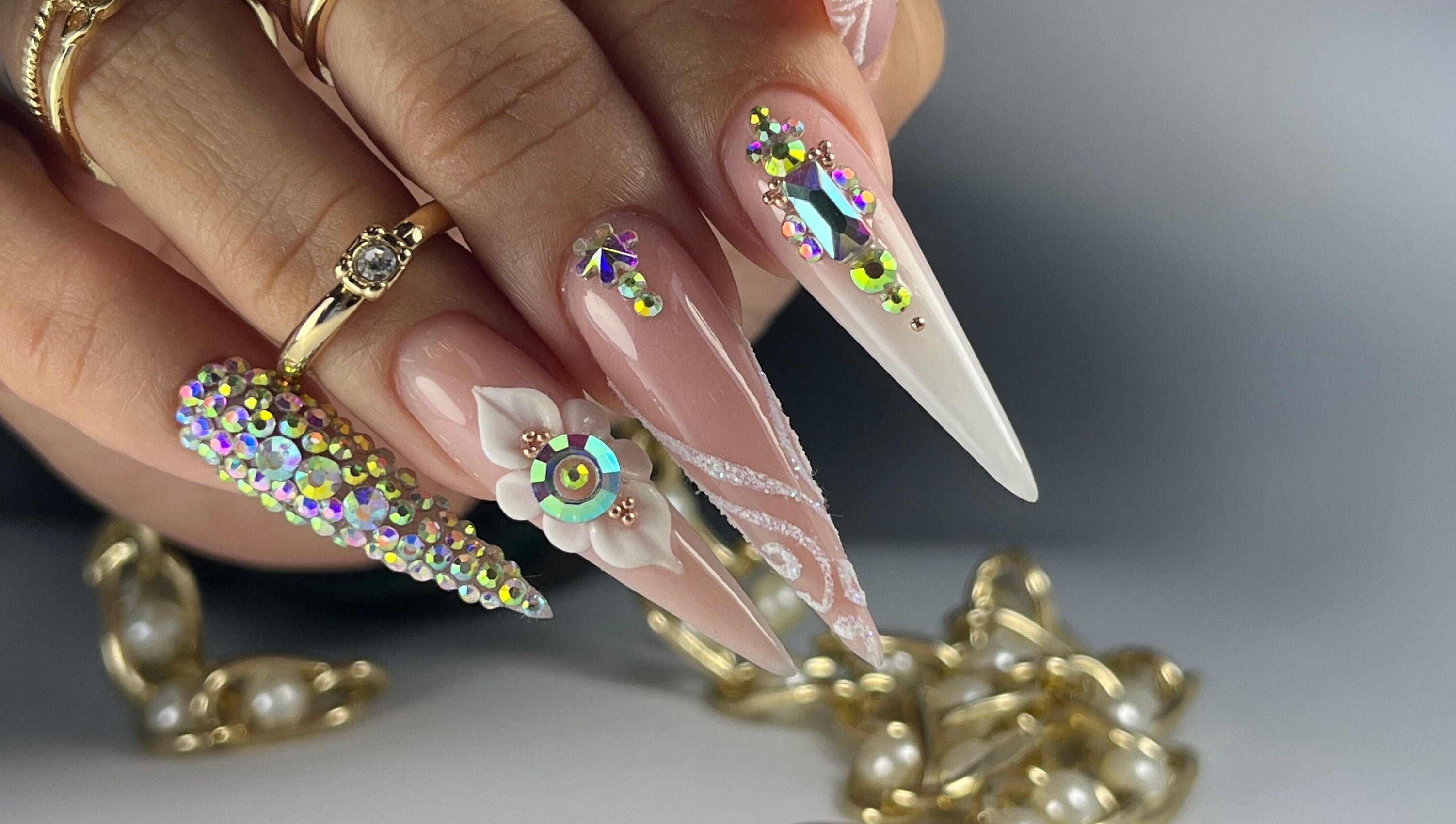 Diseño de uñas con gemas brillantes en NATHASHA Nails advisor, Lima, Provincia De Lima, PE.