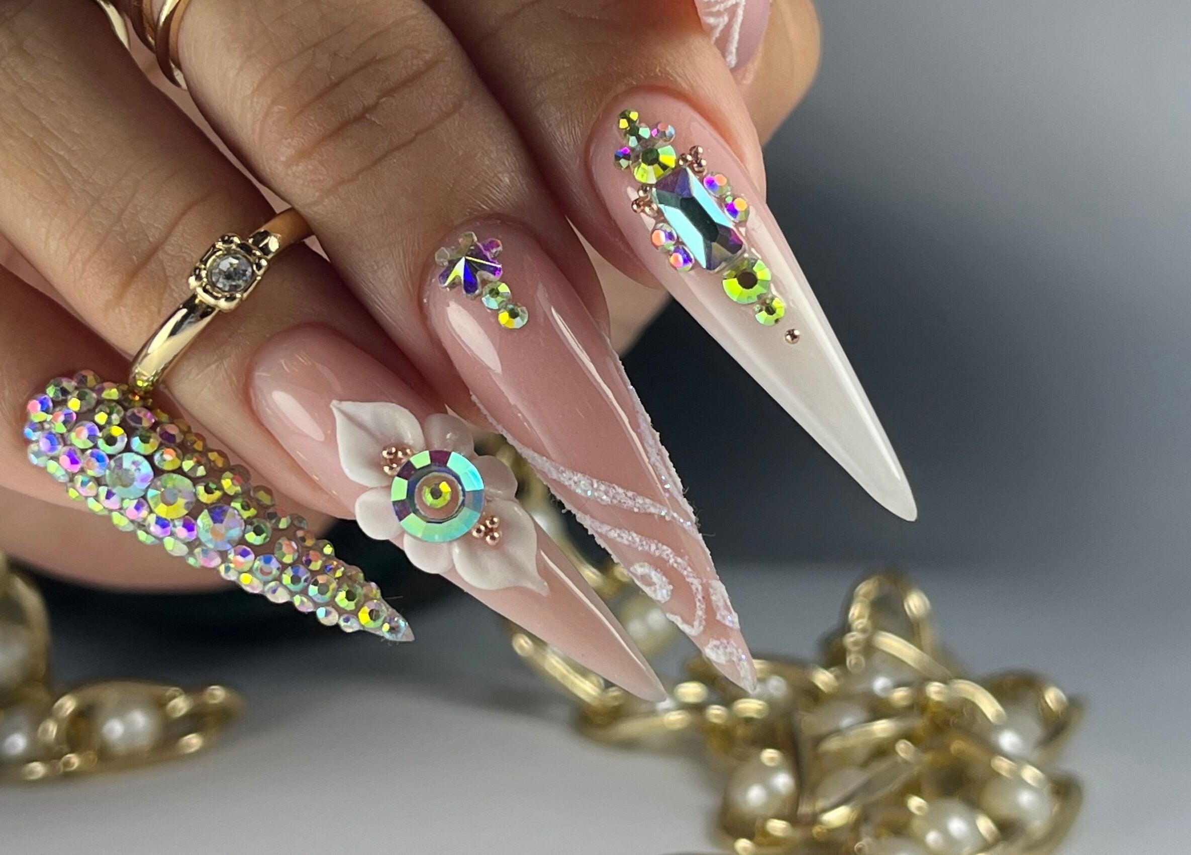 Diseño de uñas con gemas brillantes en NATHASHA Nails advisor, Lima, Provincia De Lima, PE.