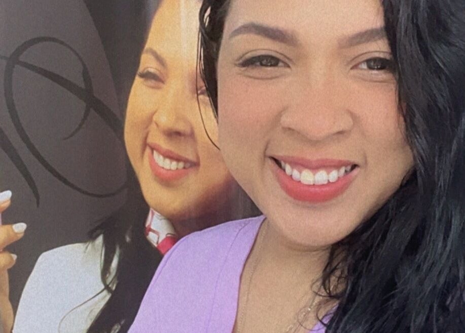 Experta de NATHASHA Nails advisor en Lima, Provincia De Lima, PE, sonriendo junto a una herramienta de uñas.