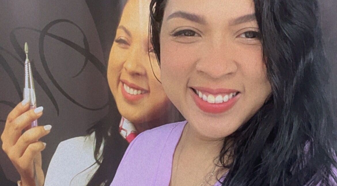 Experta de NATHASHA Nails advisor en Lima, Provincia De Lima, PE, sonriendo junto a una herramienta de uñas.