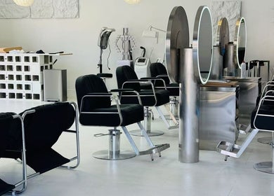 DZ Hair Salon大左造型现代化美发空间，位于美国加州钻石吧。