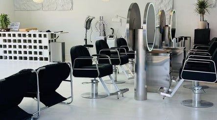 DZ Hair Salon大左造型现代化美发空间，位于美国加州钻石吧。