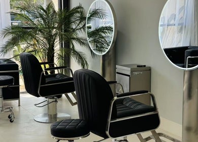 DZ Hair Salon大左造型位于Diamond Bar, California, US，提供舒适现代的理发椅和优雅的环境。