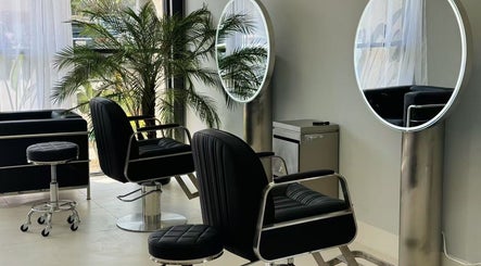 DZ Hair Salon大左造型位于Diamond Bar, California, US，提供舒适现代的理发椅和优雅的环境。