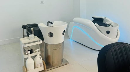 DZ Hair Salon大左造型的现代洗发区，位于美国加州钻石吧。