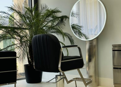 DZ Hair Salon大左造型内的理发椅与圆形镜子，位于美国加利福尼亚州钻石吧市。