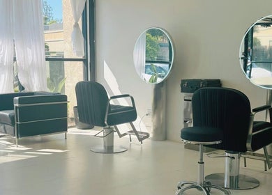 位于Diamond Bar, California的DZ Hair Salon大左造型明亮现代椅子和镜子。