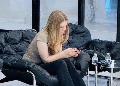 顾客在Diamond Bar, California, US的DZ Hair Salon大左造型舒适地等待服务。