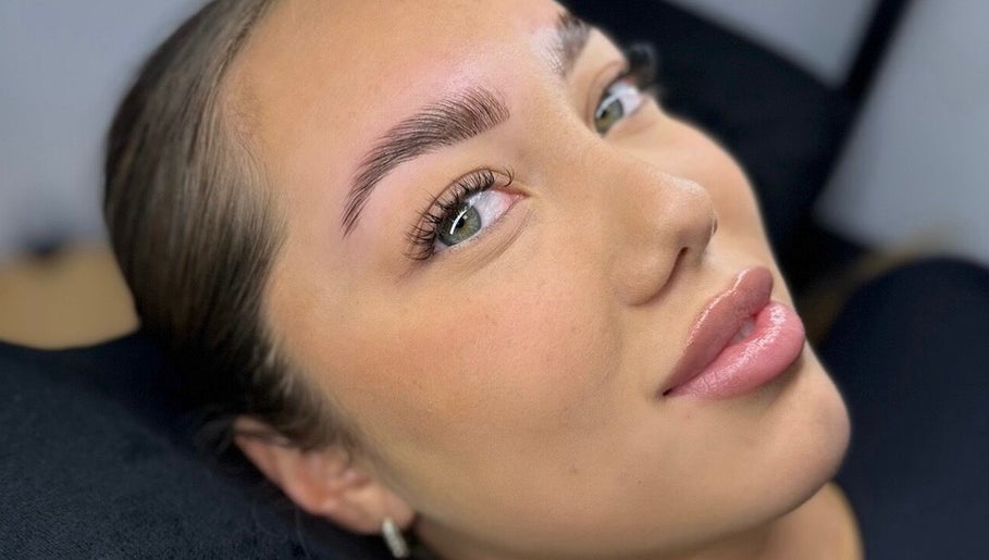 Sourcils parfaitement épilés et cils de rêve à L’atelier By Victoria, Bron, Auvergne-rhône-alpes, FR.