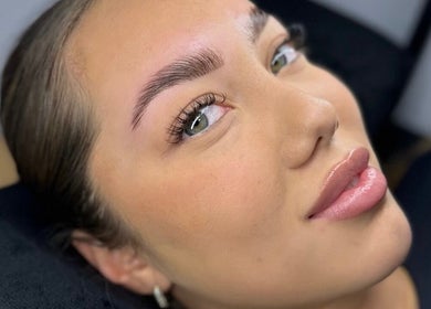 Sourcils parfaitement épilés et cils de rêve à L’atelier By Victoria, Bron, Auvergne-rhône-alpes, FR.