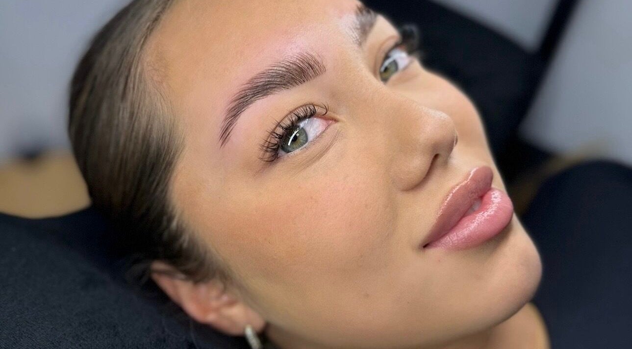 Sourcils parfaitement épilés et cils de rêve à L’atelier By Victoria, Bron, Auvergne-rhône-alpes, FR.