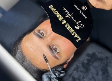 Sourcils stylisés chez L’atelier By Victoria, Bron, Auvergne-rhône-alpes, FR. Un miroir montre le résultat.