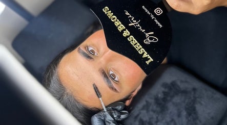 Sourcils stylisés chez L’atelier By Victoria, Bron, Auvergne-rhône-alpes, FR. Un miroir montre le résultat.