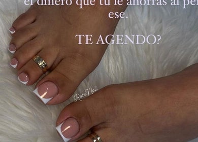 Manicura francesa en pies en YC beauty & spa, Willemstad, Curaçao, CW sobre alfombra blanca.