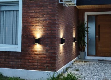 Fachada iluminada de Bell Art Nails en Roldán, Santa Fe, AR, con entrada moderna.
