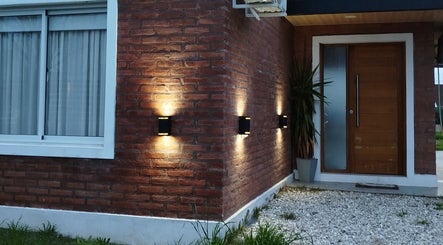 Fachada iluminada de Bell Art Nails en Roldán, Santa Fe, AR, con entrada moderna.