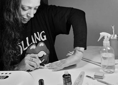 Técnica aplicando esmalte en Bell Art Nails, Roldán, Santa Fe, AR