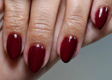 Uñas esmaltadas en burdeos en Bell Art Nails, Roldán, Santa Fe, AR.