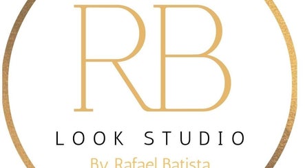 Logotipo RB Look Studio em Vila Nova De Gaia, Porto, PT, com design sofisticado dourado e branco.