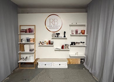 Estante de produtos de beleza no RB Look Studio, Vila Nova De Gaia, Porto, PT.