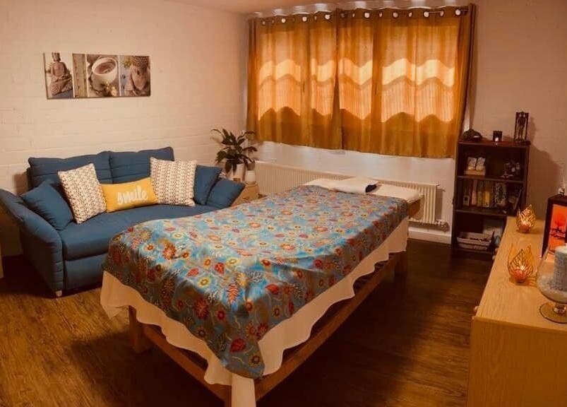 Entspannungsraum bei One Thai Massage Ipsach, Bern, CH mit gemütlicher Einrichtung und Massageliege.