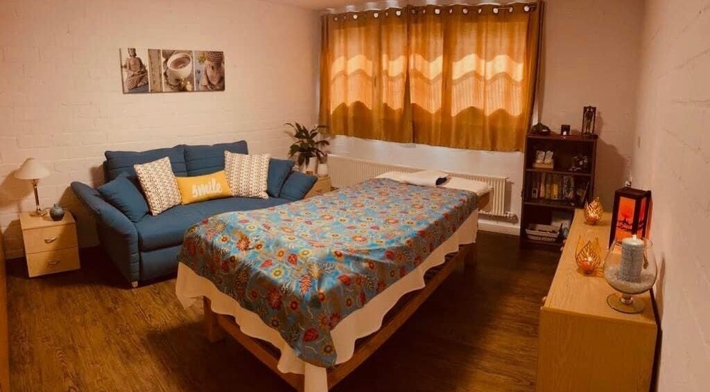Entspannungsraum bei One Thai Massage Ipsach, Bern, CH mit gemütlicher Einrichtung und Massageliege.